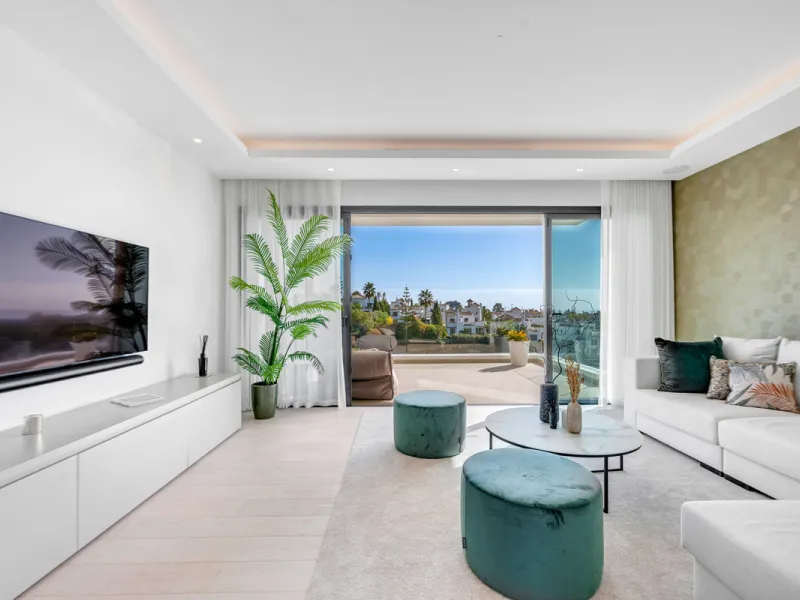 Perfectly set within the exclusive La Resina Golf community, this is a modern four-level residence crafted by renowned architect Francisco Martínez Galván. With 674 m² of refined living and 249 m² of terraces, it delivers bold design, effortless luxury, a