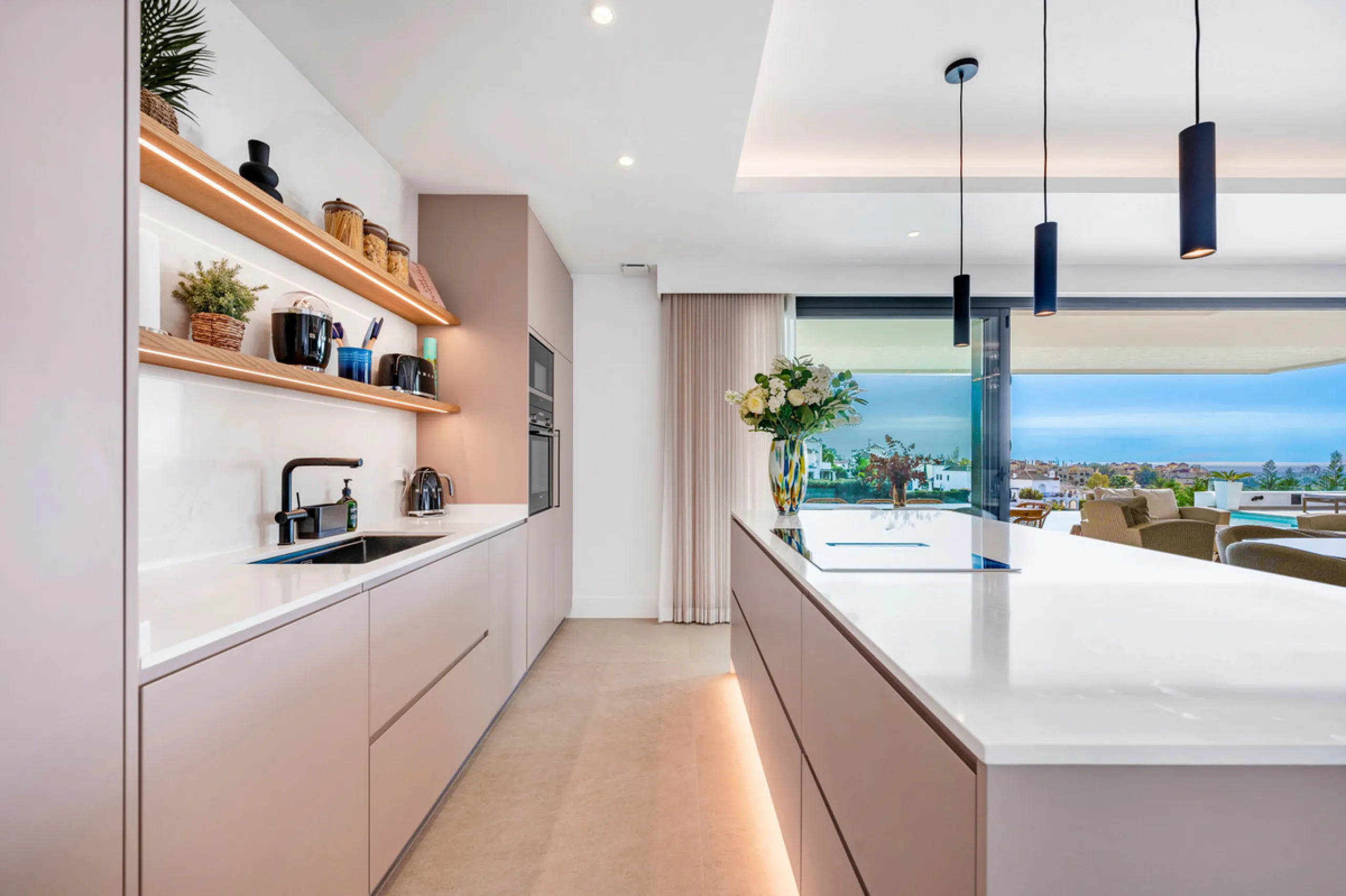 Perfectly set within the exclusive La Resina Golf community, this is a modern four-level residence crafted by renowned architect Francisco Martínez Galván. With 674 m² of refined living and 249 m² of terraces, it delivers bold design, effortless luxury, a
