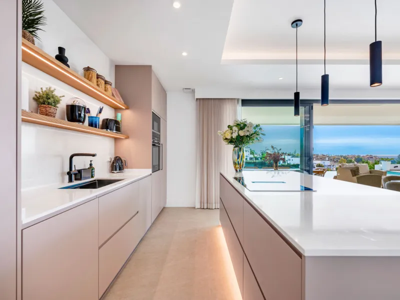 Perfectly set within the exclusive La Resina Golf community, this is a modern four-level residence crafted by renowned architect Francisco Martínez Galván. With 674 m² of refined living and 249 m² of terraces, it delivers bold design, effortless luxury, a
