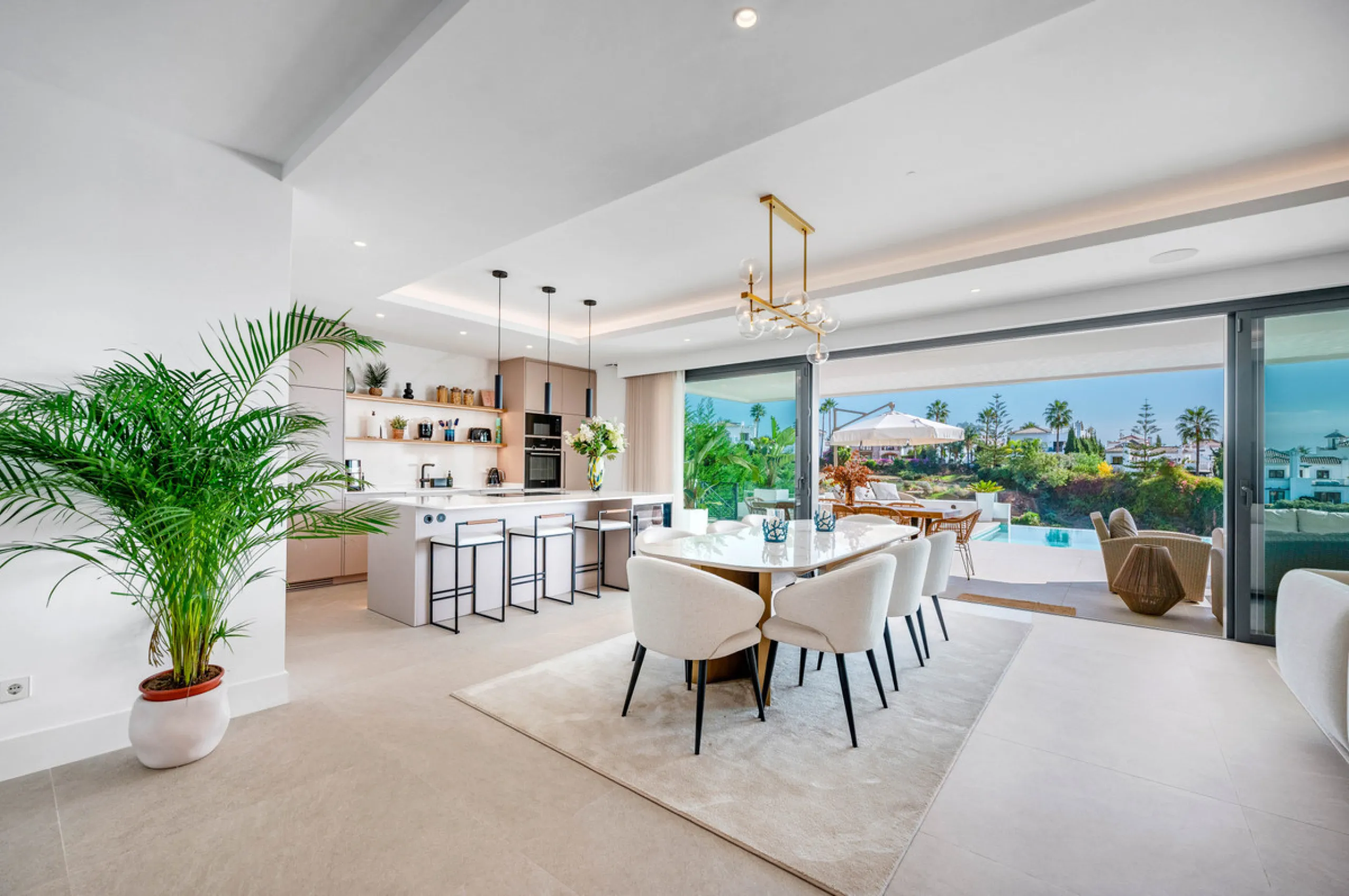Perfectly set within the exclusive La Resina Golf community, this is a modern four-level residence crafted by renowned architect Francisco Martínez Galván. With 674 m² of refined living and 249 m² of terraces, it delivers bold design, effortless luxury, a