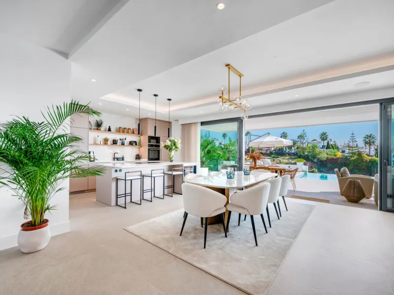 Perfectly set within the exclusive La Resina Golf community, this is a modern four-level residence crafted by renowned architect Francisco Martínez Galván. With 674 m² of refined living and 249 m² of terraces, it delivers bold design, effortless luxury, a
