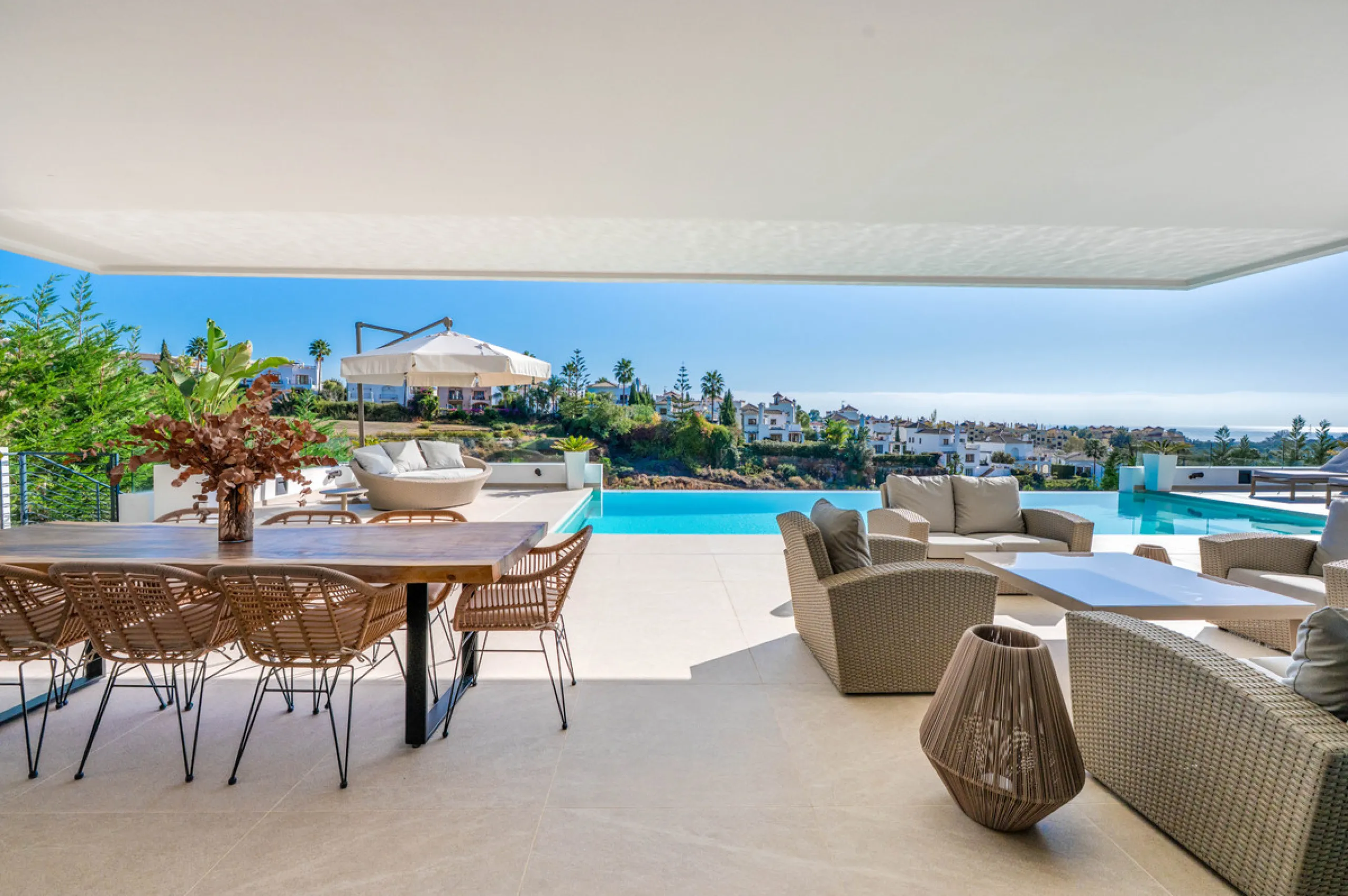 Perfectly set within the exclusive La Resina Golf community, this is a modern four-level residence crafted by renowned architect Francisco Martínez Galván. With 674 m² of refined living and 249 m² of terraces, it delivers bold design, effortless luxury, a
