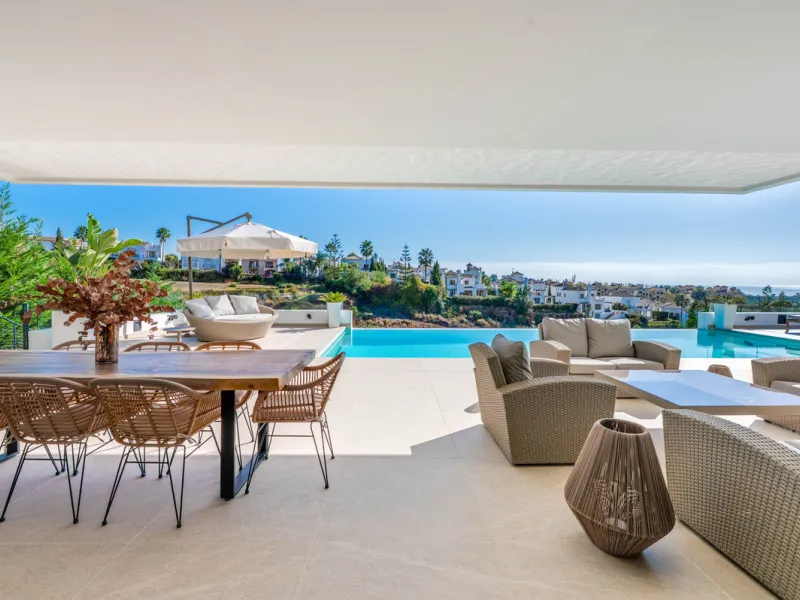 Perfectly set within the exclusive La Resina Golf community, this is a modern four-level residence crafted by renowned architect Francisco Martínez Galván. With 674 m² of refined living and 249 m² of terraces, it delivers bold design, effortless luxury, a
