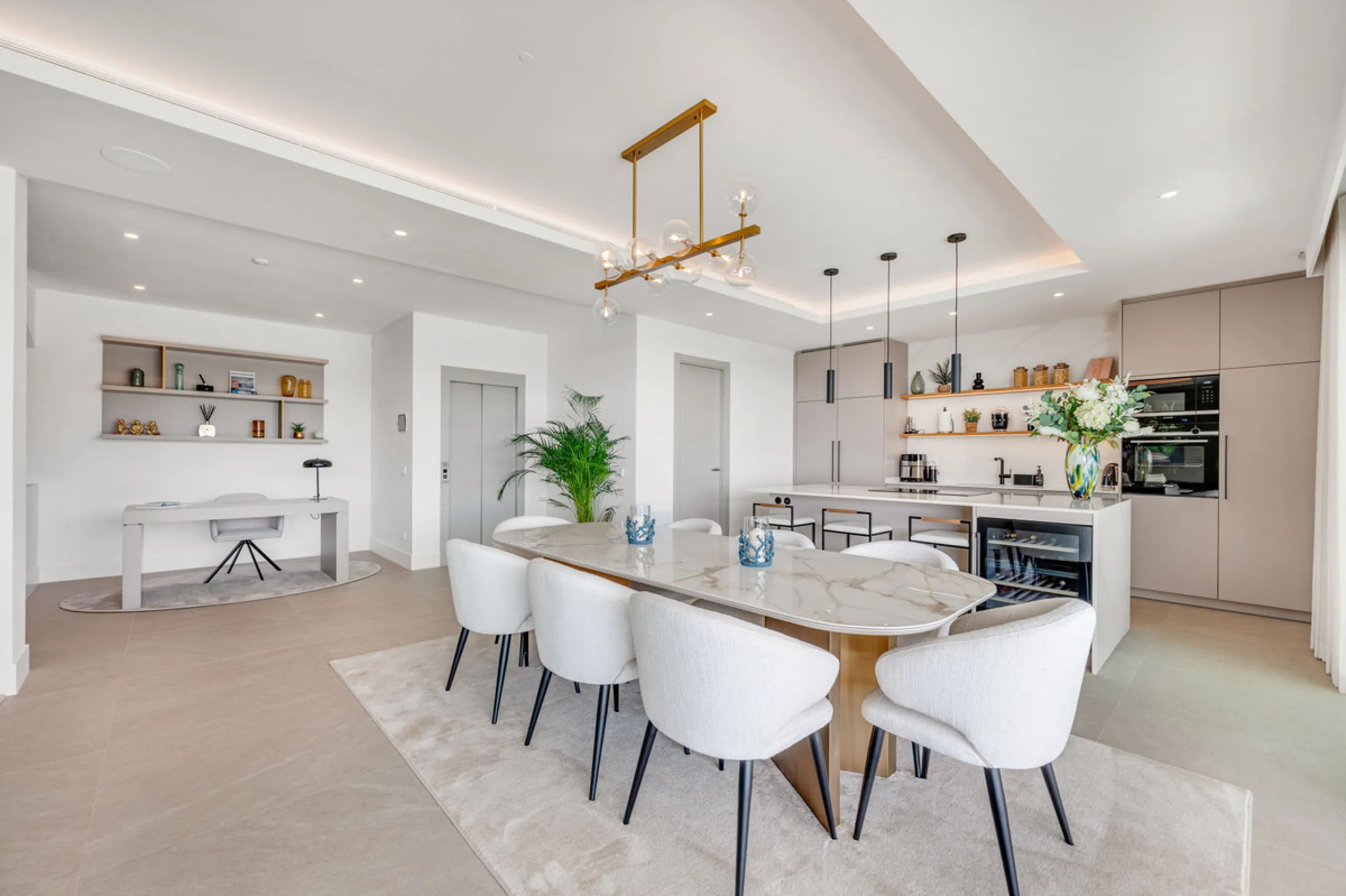 Perfectly set within the exclusive La Resina Golf community, this is a modern four-level residence crafted by renowned architect Francisco Martínez Galván. With 674 m² of refined living and 249 m² of terraces, it delivers bold design, effortless luxury, a