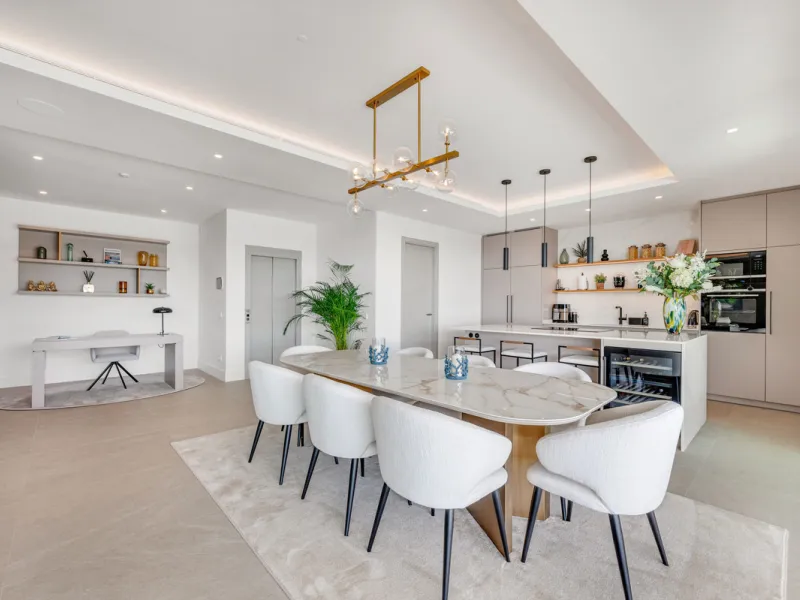 Perfectly set within the exclusive La Resina Golf community, this is a modern four-level residence crafted by renowned architect Francisco Martínez Galván. With 674 m² of refined living and 249 m² of terraces, it delivers bold design, effortless luxury, a