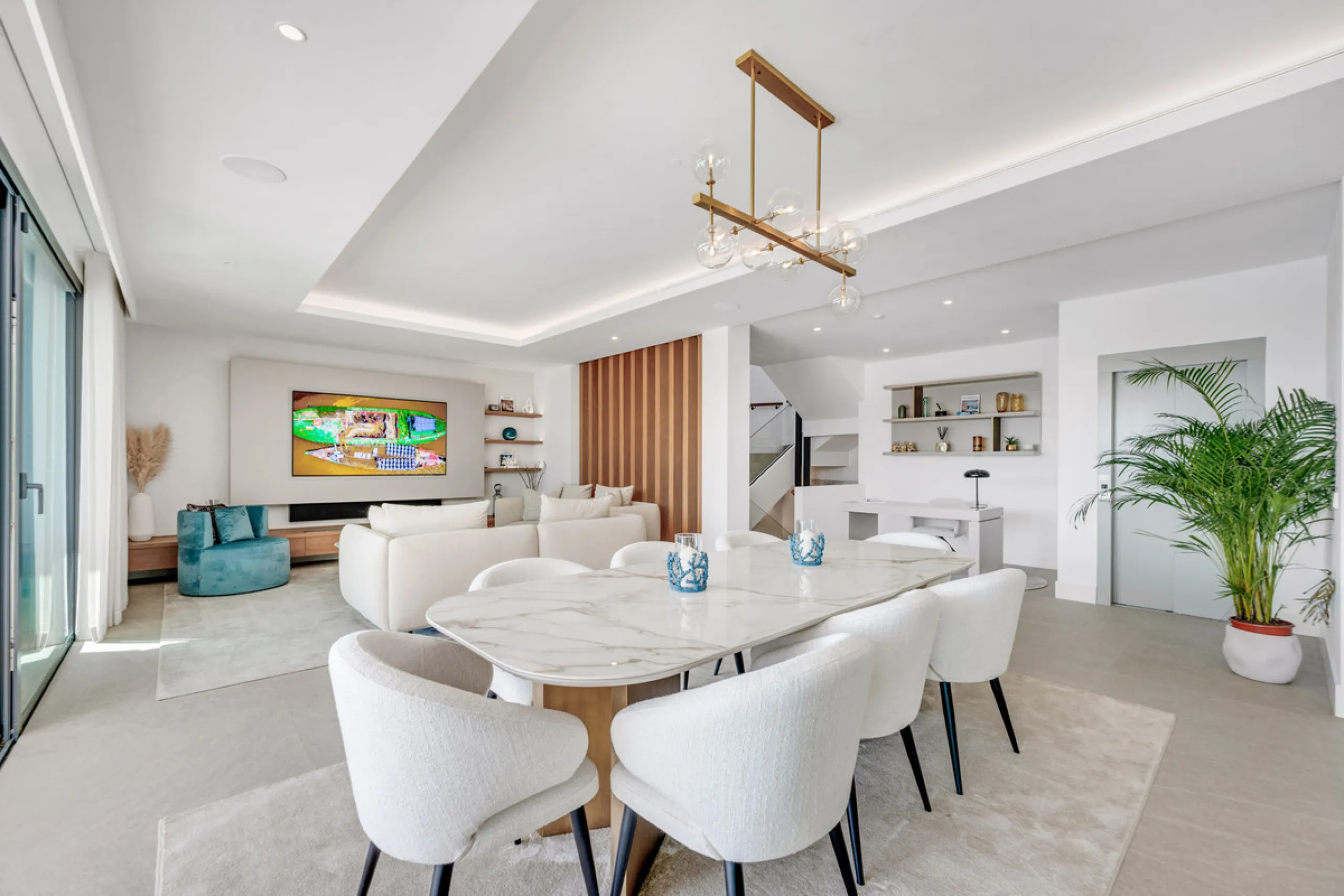 Perfectly set within the exclusive La Resina Golf community, this is a modern four-level residence crafted by renowned architect Francisco Martínez Galván. With 674 m² of refined living and 249 m² of terraces, it delivers bold design, effortless luxury, a