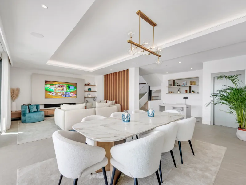 Perfectly set within the exclusive La Resina Golf community, this is a modern four-level residence crafted by renowned architect Francisco Martínez Galván. With 674 m² of refined living and 249 m² of terraces, it delivers bold design, effortless luxury, a