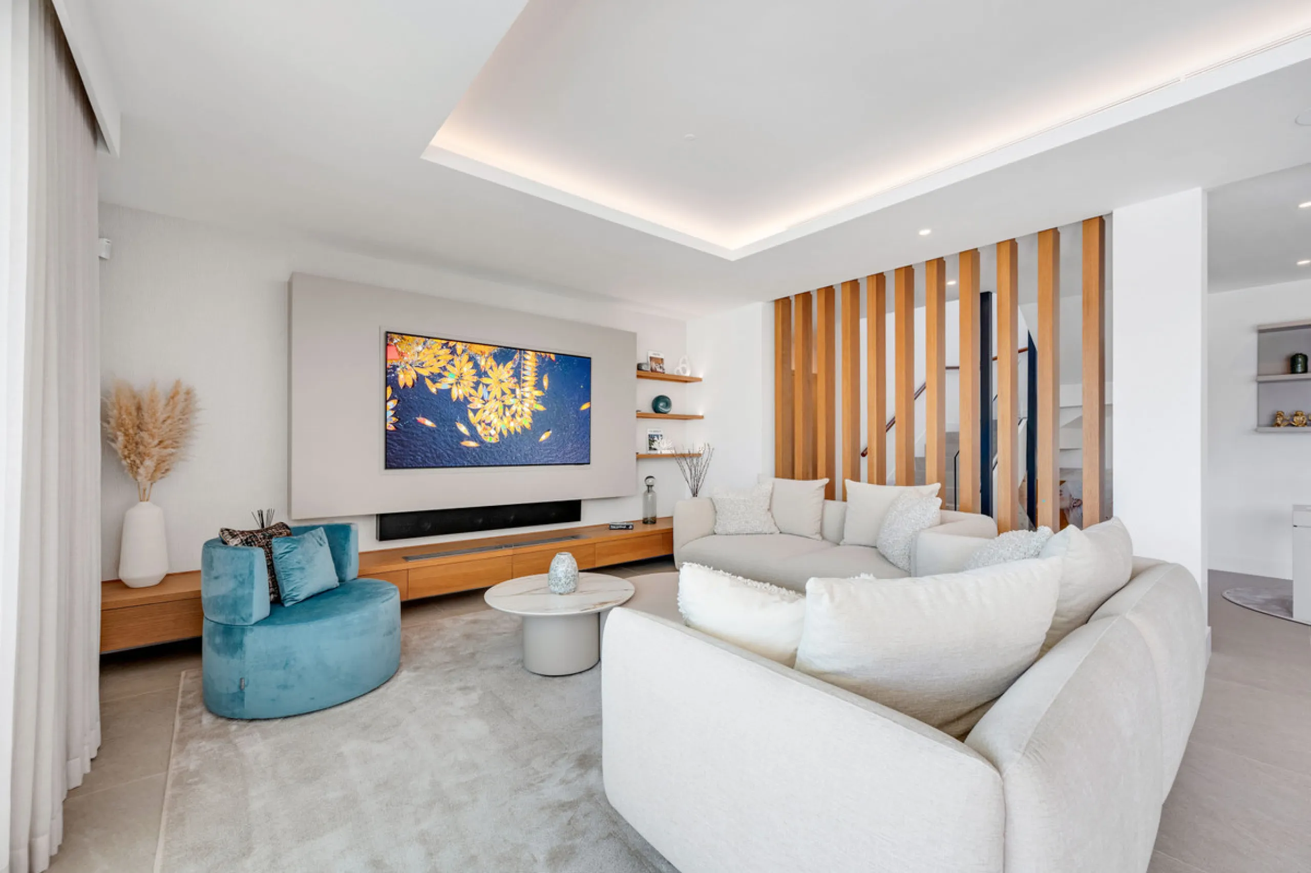 Perfectly set within the exclusive La Resina Golf community, this is a modern four-level residence crafted by renowned architect Francisco Martínez Galván. With 674 m² of refined living and 249 m² of terraces, it delivers bold design, effortless luxury, a