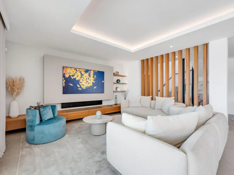 Perfectly set within the exclusive La Resina Golf community, this is a modern four-level residence crafted by renowned architect Francisco Martínez Galván. With 674 m² of refined living and 249 m² of terraces, it delivers bold design, effortless luxury, a