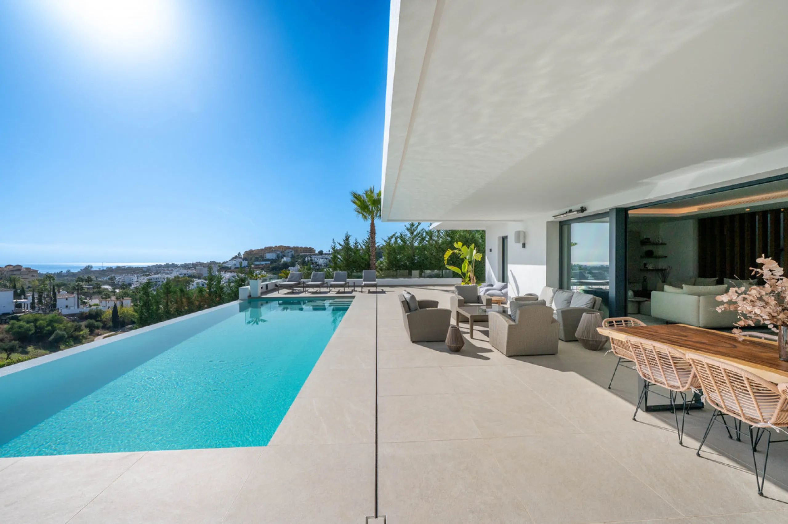 Perfectly set within the exclusive La Resina Golf community, this is a modern four-level residence crafted by renowned architect Francisco Martínez Galván. With 674 m² of refined living and 249 m² of terraces, it delivers bold design, effortless luxury, a