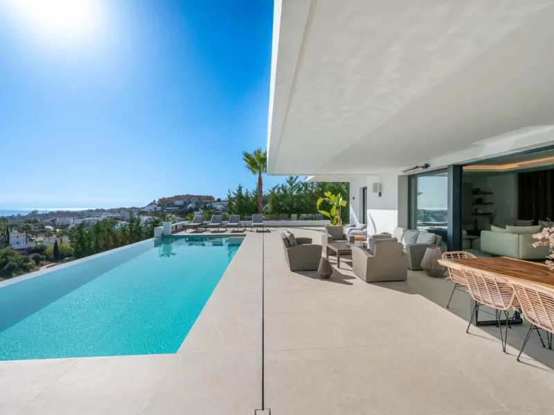 Perfectly set within the exclusive La Resina Golf community, this is a modern four-level residence crafted by renowned architect Francisco Martínez Galván. With 674 m² of refined living and 249 m² of terraces, it delivers bold design, effortless luxury, a