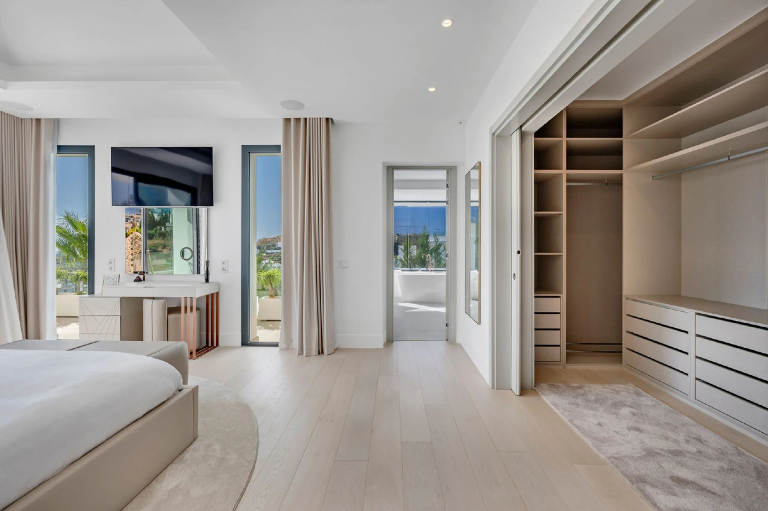 Perfectly set within the exclusive La Resina Golf community, this is a modern four-level residence crafted by renowned architect Francisco Martínez Galván. With 674 m² of refined living and 249 m² of terraces, it delivers bold design, effortless luxury, a