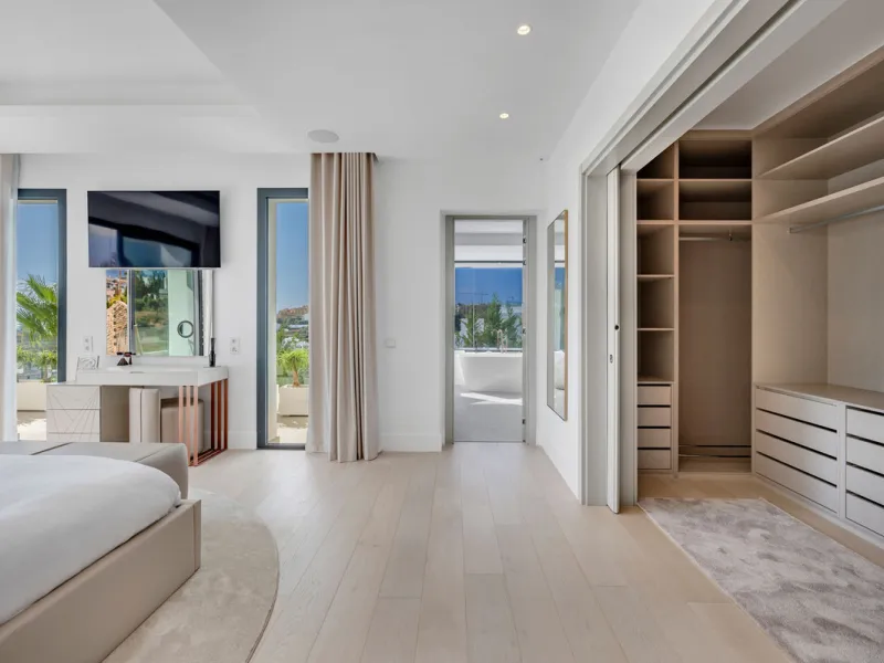 Perfectly set within the exclusive La Resina Golf community, this is a modern four-level residence crafted by renowned architect Francisco Martínez Galván. With 674 m² of refined living and 249 m² of terraces, it delivers bold design, effortless luxury, a