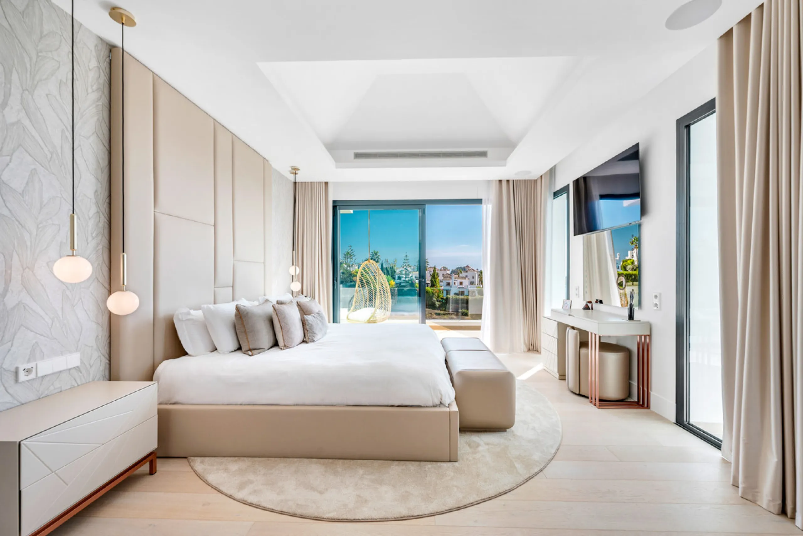 Perfectly set within the exclusive La Resina Golf community, this is a modern four-level residence crafted by renowned architect Francisco Martínez Galván. With 674 m² of refined living and 249 m² of terraces, it delivers bold design, effortless luxury, a