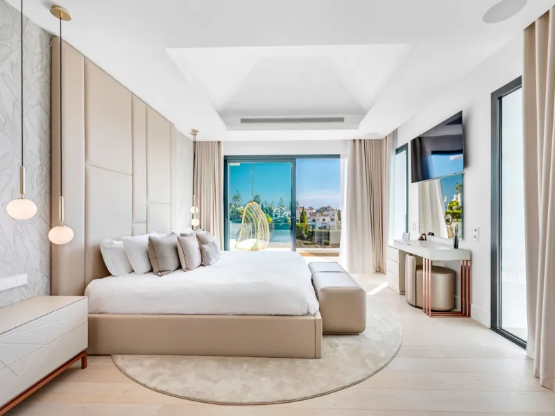 Perfectly set within the exclusive La Resina Golf community, this is a modern four-level residence crafted by renowned architect Francisco Martínez Galván. With 674 m² of refined living and 249 m² of terraces, it delivers bold design, effortless luxury, a
