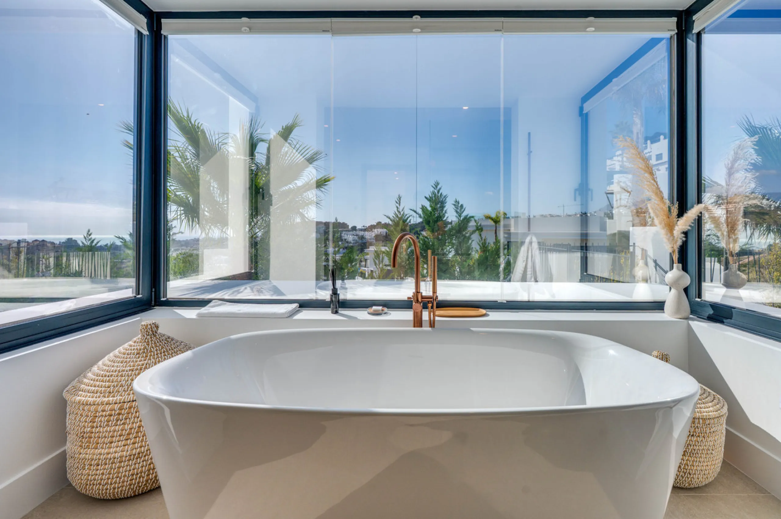 Perfectly set within the exclusive La Resina Golf community, this is a modern four-level residence crafted by renowned architect Francisco Martínez Galván. With 674 m² of refined living and 249 m² of terraces, it delivers bold design, effortless luxury, a