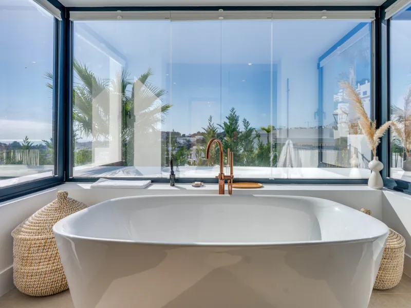 Perfectly set within the exclusive La Resina Golf community, this is a modern four-level residence crafted by renowned architect Francisco Martínez Galván. With 674 m² of refined living and 249 m² of terraces, it delivers bold design, effortless luxury, a
