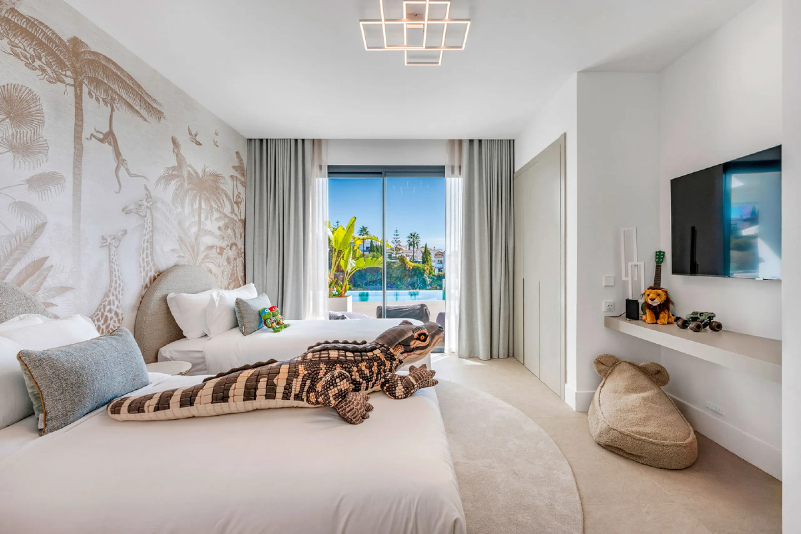 Perfectly set within the exclusive La Resina Golf community, this is a modern four-level residence crafted by renowned architect Francisco Martínez Galván. With 674 m² of refined living and 249 m² of terraces, it delivers bold design, effortless luxury, a
