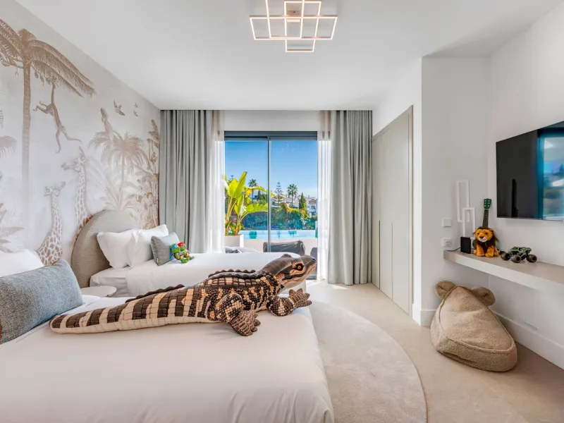 Perfectly set within the exclusive La Resina Golf community, this is a modern four-level residence crafted by renowned architect Francisco Martínez Galván. With 674 m² of refined living and 249 m² of terraces, it delivers bold design, effortless luxury, a