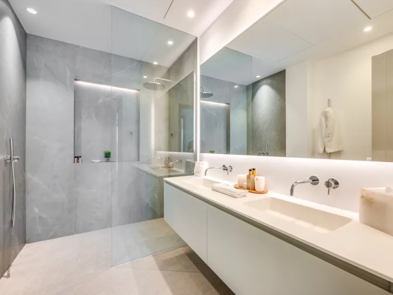 Perfectly set within the exclusive La Resina Golf community, this is a modern four-level residence crafted by renowned architect Francisco Martínez Galván. With 674 m² of refined living and 249 m² of terraces, it delivers bold design, effortless luxury, a