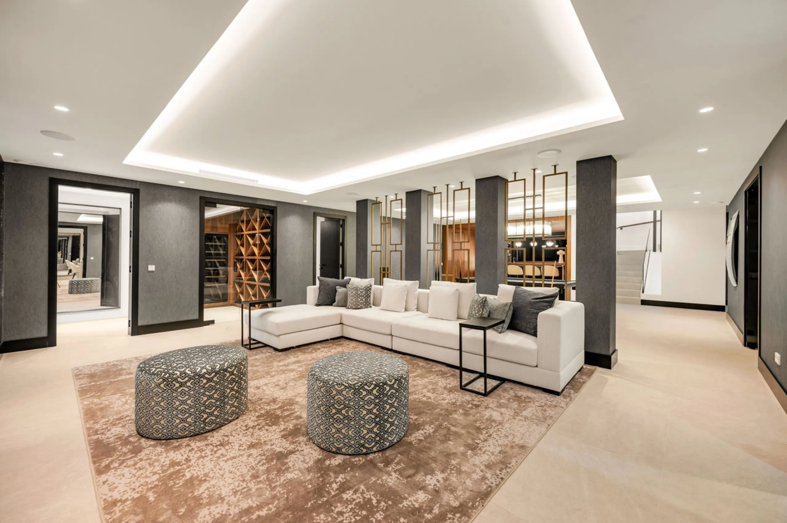 Perfectly set within the exclusive La Resina Golf community, this is a modern four-level residence crafted by renowned architect Francisco Martínez Galván. With 674 m² of refined living and 249 m² of terraces, it delivers bold design, effortless luxury, a