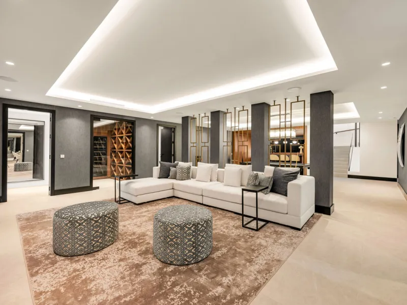 Perfectly set within the exclusive La Resina Golf community, this is a modern four-level residence crafted by renowned architect Francisco Martínez Galván. With 674 m² of refined living and 249 m² of terraces, it delivers bold design, effortless luxury, a
