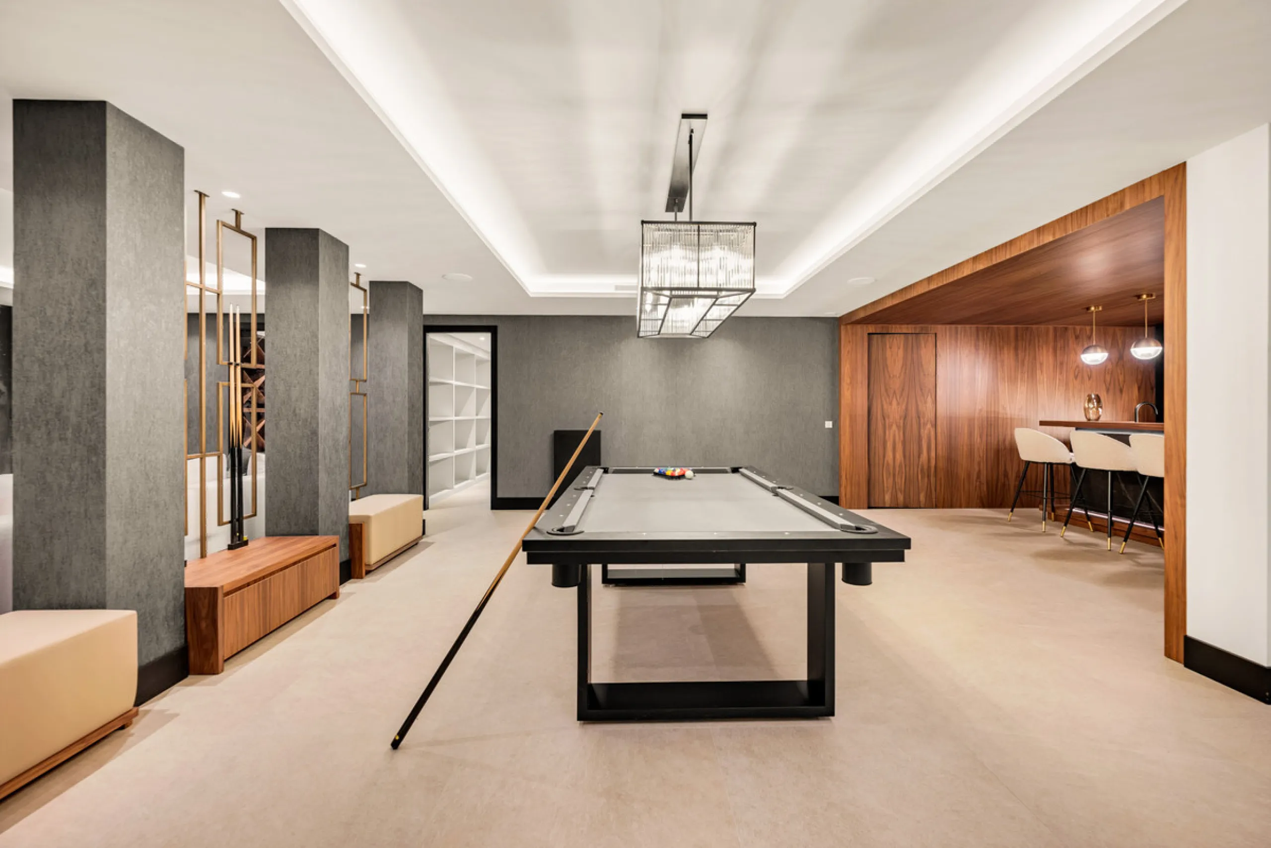 Perfectly set within the exclusive La Resina Golf community, this is a modern four-level residence crafted by renowned architect Francisco Martínez Galván. With 674 m² of refined living and 249 m² of terraces, it delivers bold design, effortless luxury, a