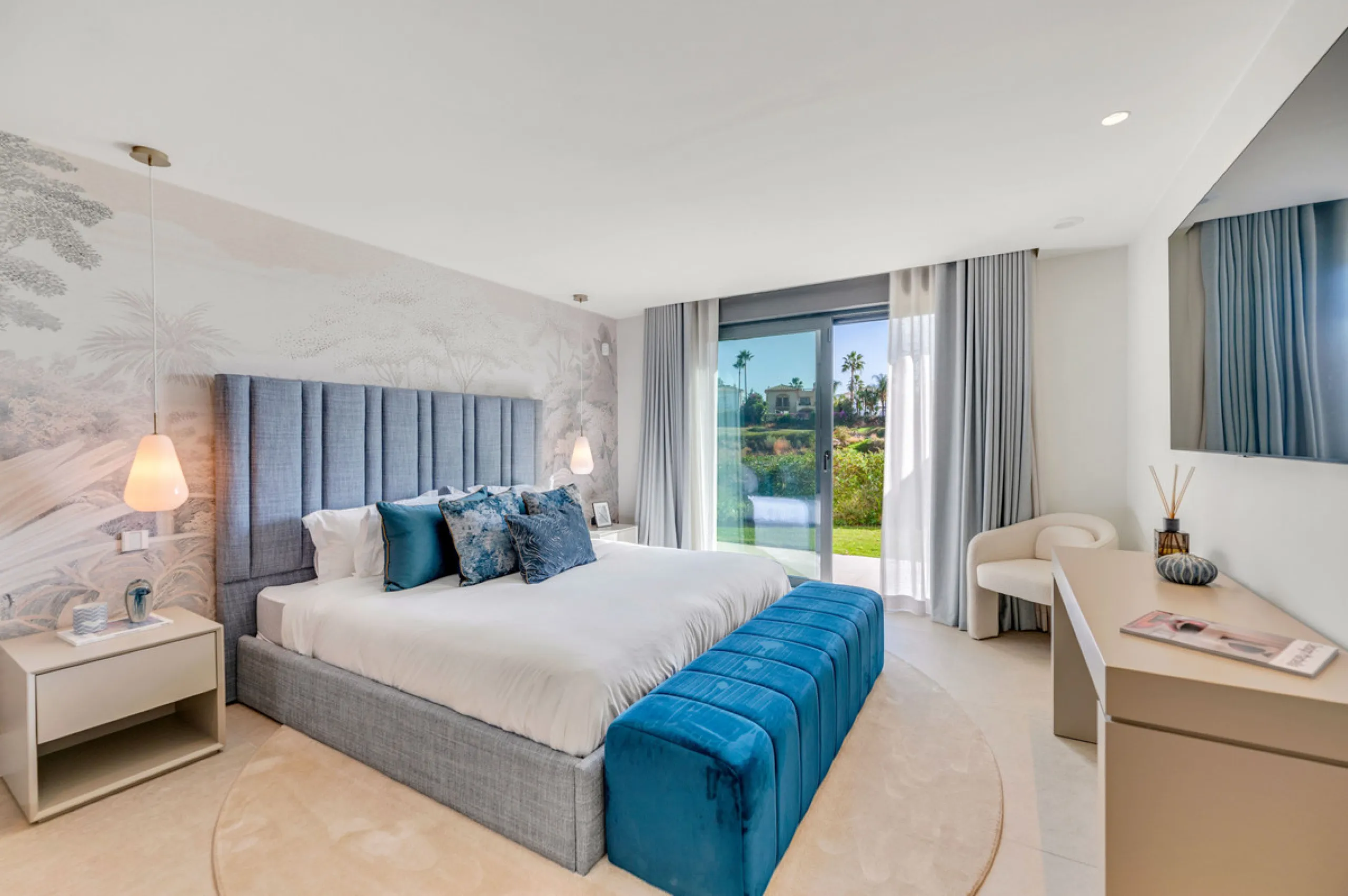 Perfectly set within the exclusive La Resina Golf community, this is a modern four-level residence crafted by renowned architect Francisco Martínez Galván. With 674 m² of refined living and 249 m² of terraces, it delivers bold design, effortless luxury, a
