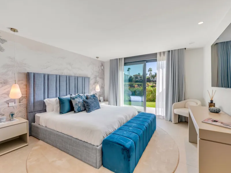 Perfectly set within the exclusive La Resina Golf community, this is a modern four-level residence crafted by renowned architect Francisco Martínez Galván. With 674 m² of refined living and 249 m² of terraces, it delivers bold design, effortless luxury, a