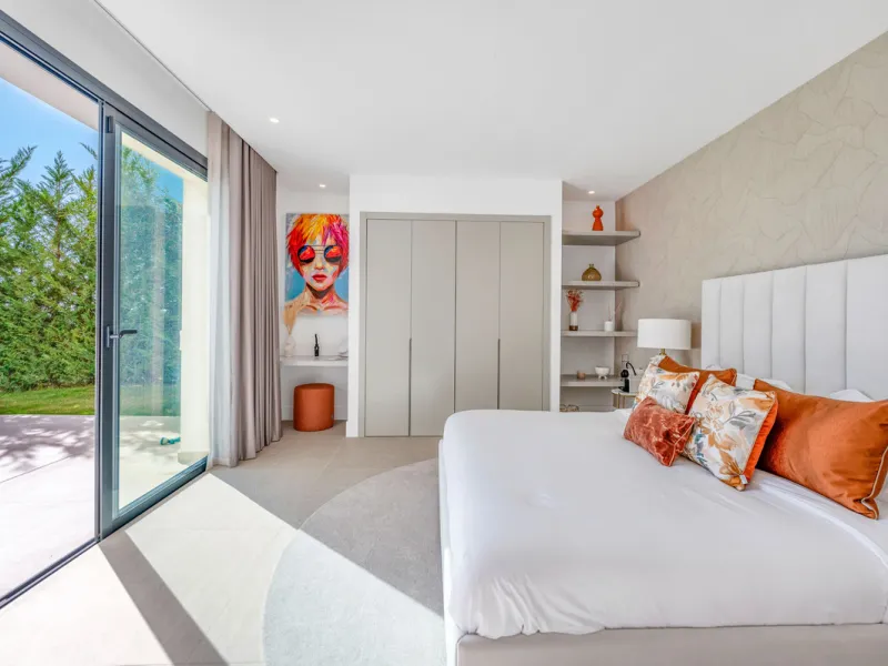 Perfectly set within the exclusive La Resina Golf community, this is a modern four-level residence crafted by renowned architect Francisco Martínez Galván. With 674 m² of refined living and 249 m² of terraces, it delivers bold design, effortless luxury, a