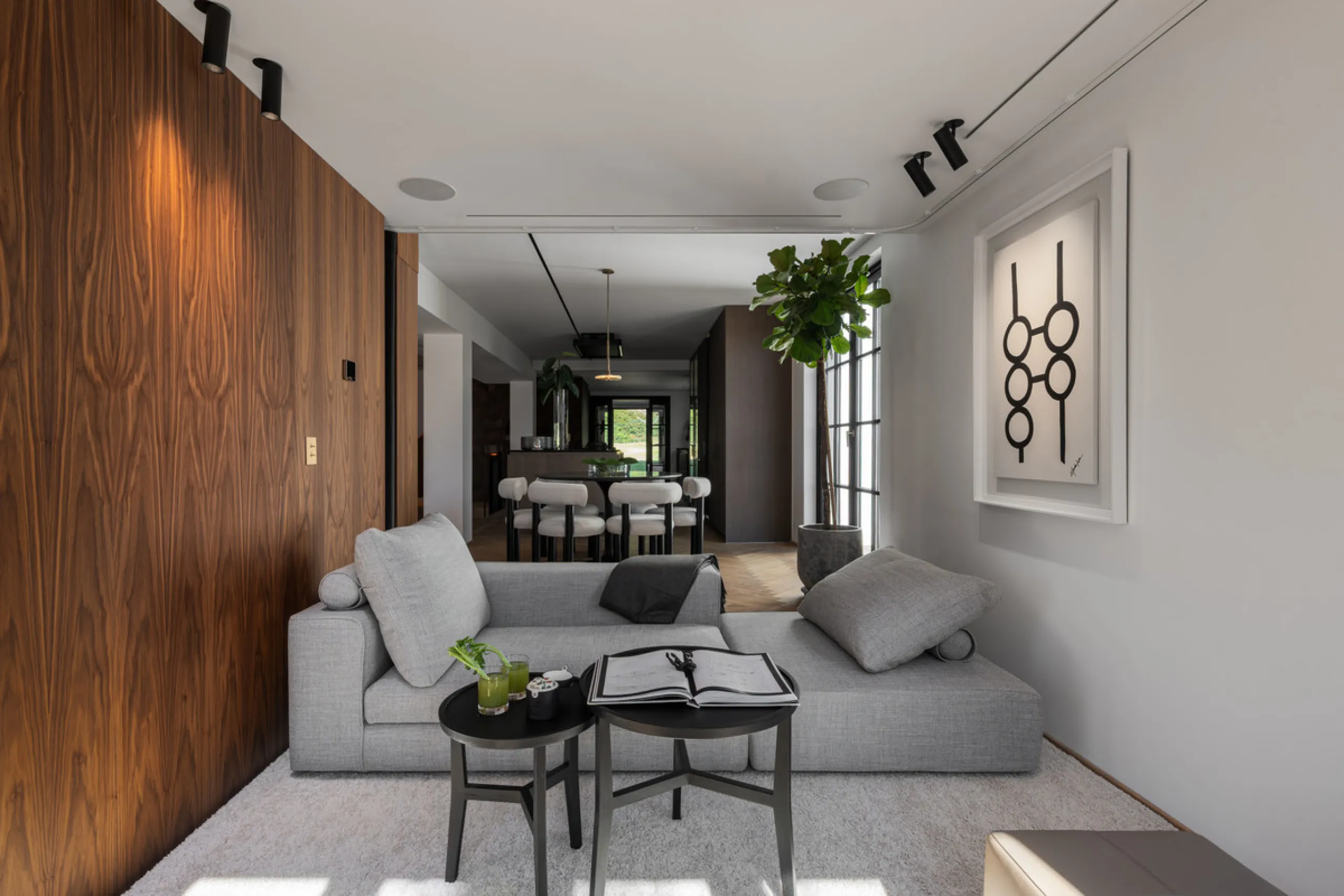 A four-bedroom villa in Nueva Andalucía with open golf and sea views, arranged over multiple levels with a garden-level pool, integrated outdoor kitchen, generous terraces and a private garage.