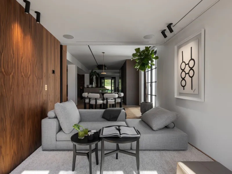 A four-bedroom villa in Nueva Andalucía with open golf and sea views, arranged over multiple levels with a garden-level pool, integrated outdoor kitchen, generous terraces and a private garage.