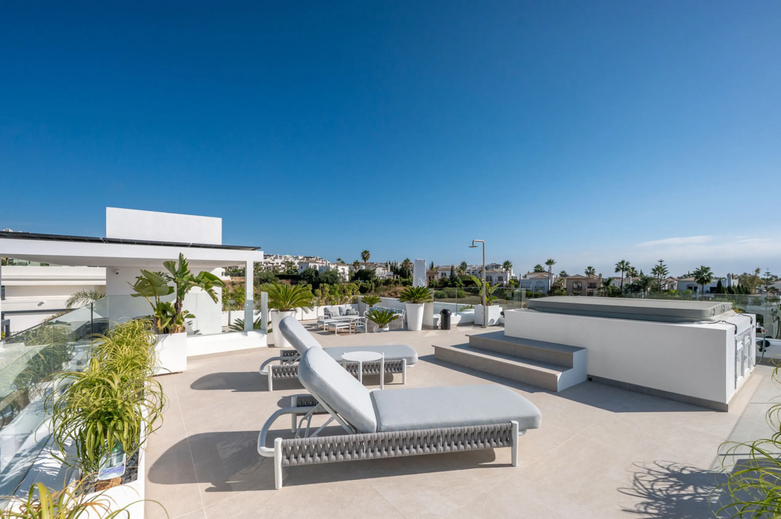 Perfectly set within the exclusive La Resina Golf community, this is a modern four-level residence crafted by renowned architect Francisco Martínez Galván. With 674 m² of refined living and 249 m² of terraces, it delivers bold design, effortless luxury, a