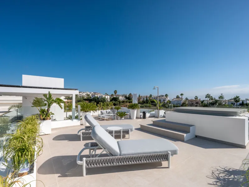 Perfectly set within the exclusive La Resina Golf community, this is a modern four-level residence crafted by renowned architect Francisco Martínez Galván. With 674 m² of refined living and 249 m² of terraces, it delivers bold design, effortless luxury, a