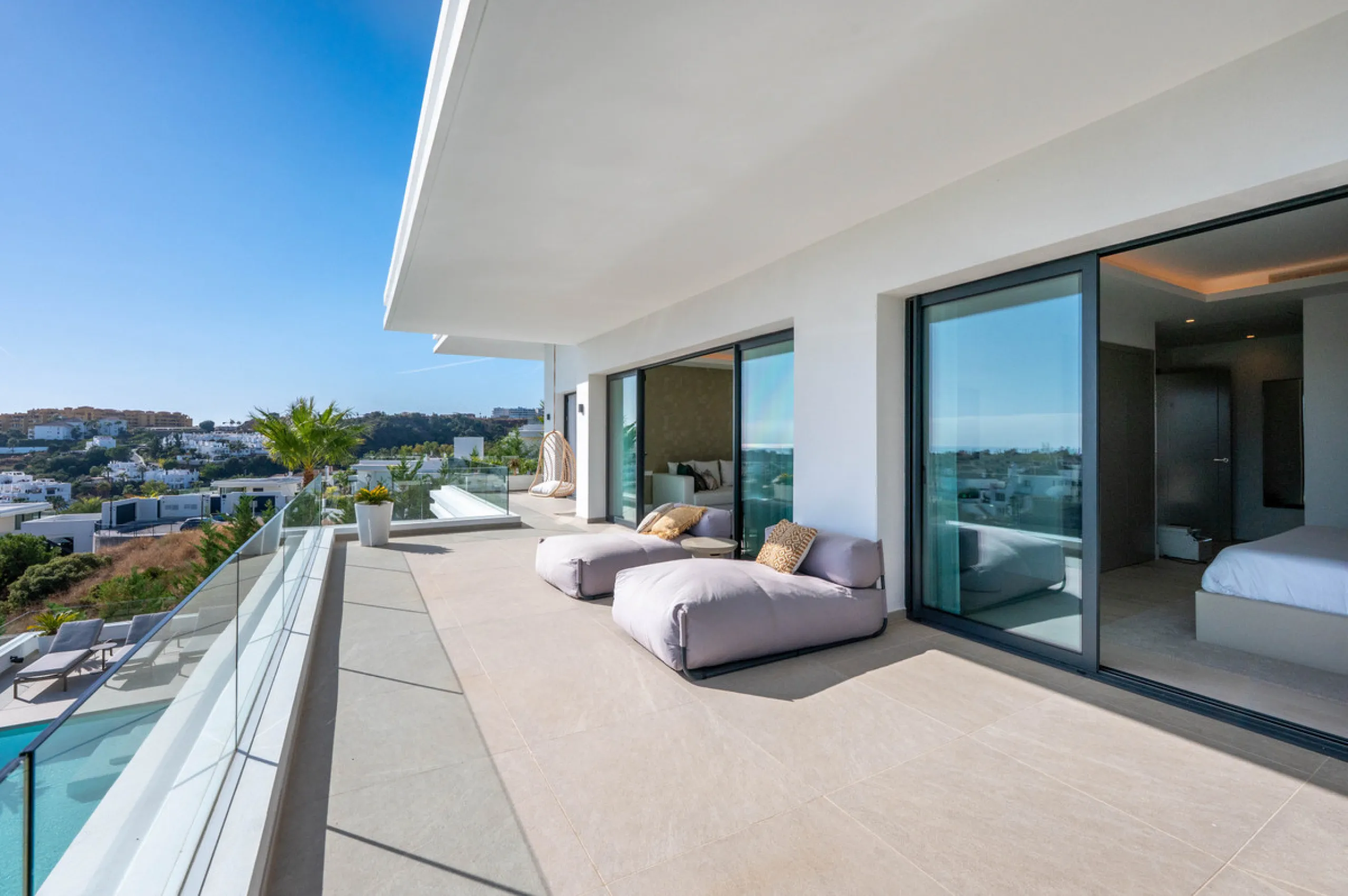 Perfectly set within the exclusive La Resina Golf community, this is a modern four-level residence crafted by renowned architect Francisco Martínez Galván. With 674 m² of refined living and 249 m² of terraces, it delivers bold design, effortless luxury, a