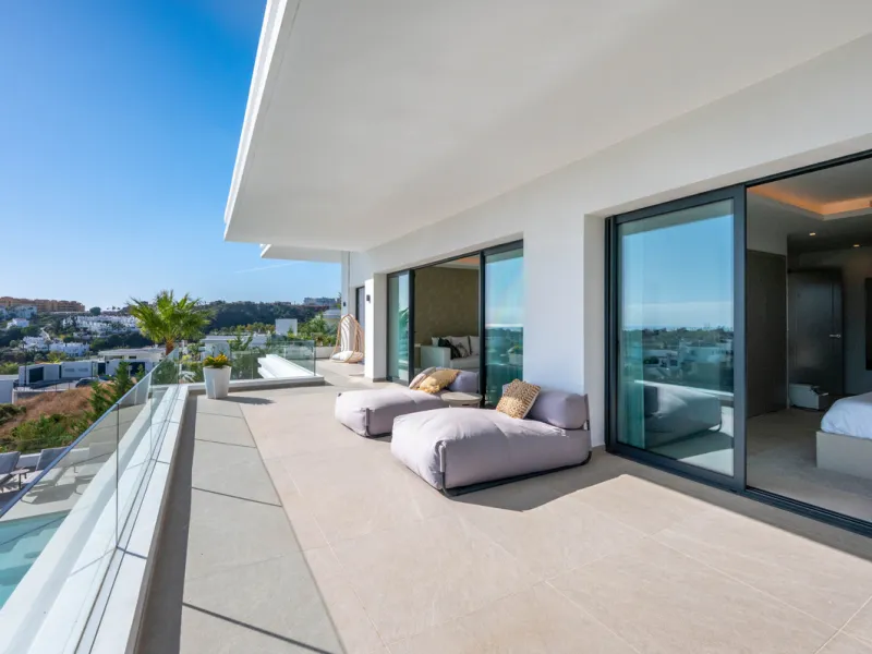 Perfectly set within the exclusive La Resina Golf community, this is a modern four-level residence crafted by renowned architect Francisco Martínez Galván. With 674 m² of refined living and 249 m² of terraces, it delivers bold design, effortless luxury, a