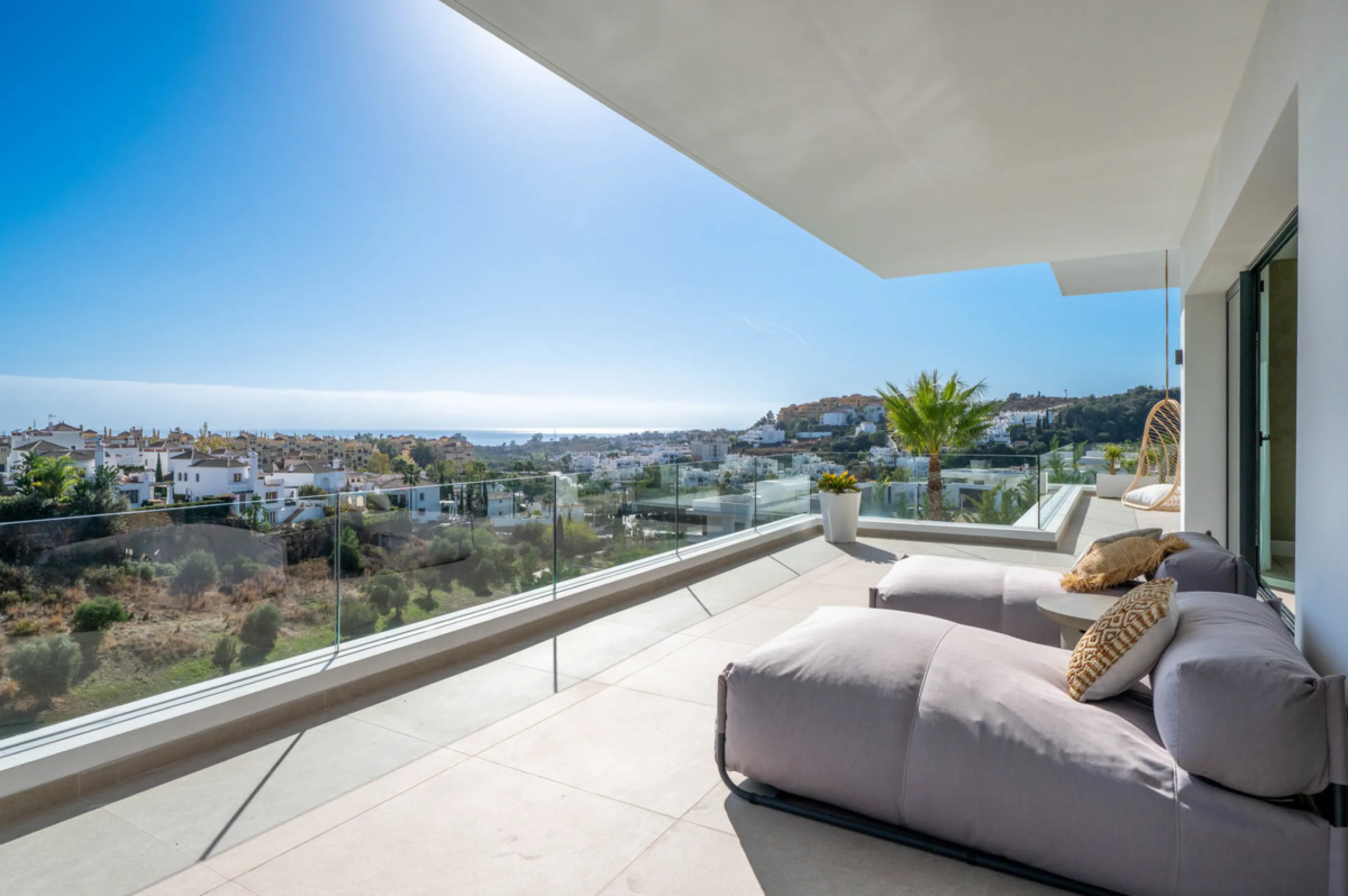 Perfectly set within the exclusive La Resina Golf community, this is a modern four-level residence crafted by renowned architect Francisco Martínez Galván. With 674 m² of refined living and 249 m² of terraces, it delivers bold design, effortless luxury, a
