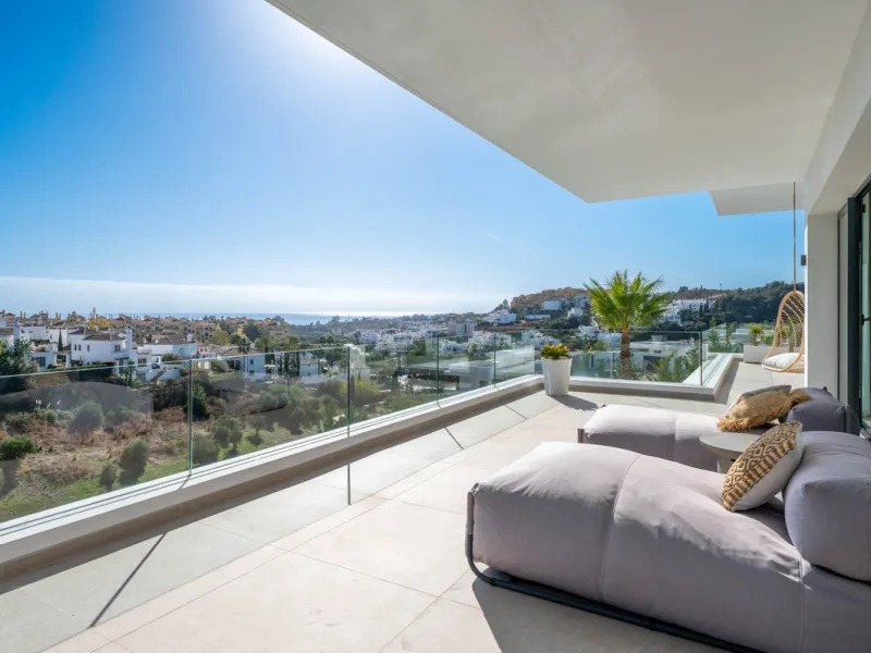 Perfectly set within the exclusive La Resina Golf community, this is a modern four-level residence crafted by renowned architect Francisco Martínez Galván. With 674 m² of refined living and 249 m² of terraces, it delivers bold design, effortless luxury, a