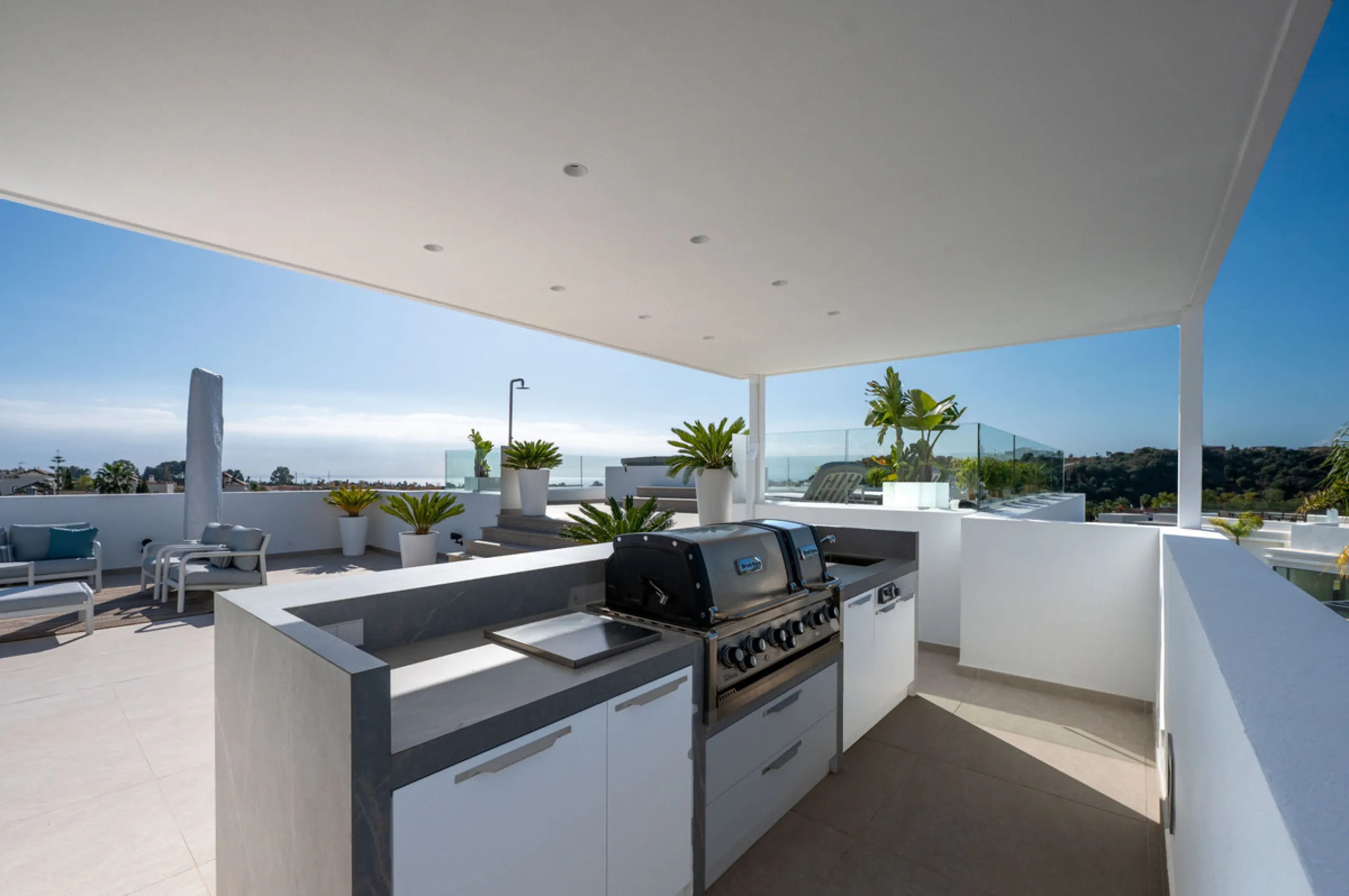Perfectly set within the exclusive La Resina Golf community, this is a modern four-level residence crafted by renowned architect Francisco Martínez Galván. With 674 m² of refined living and 249 m² of terraces, it delivers bold design, effortless luxury, a