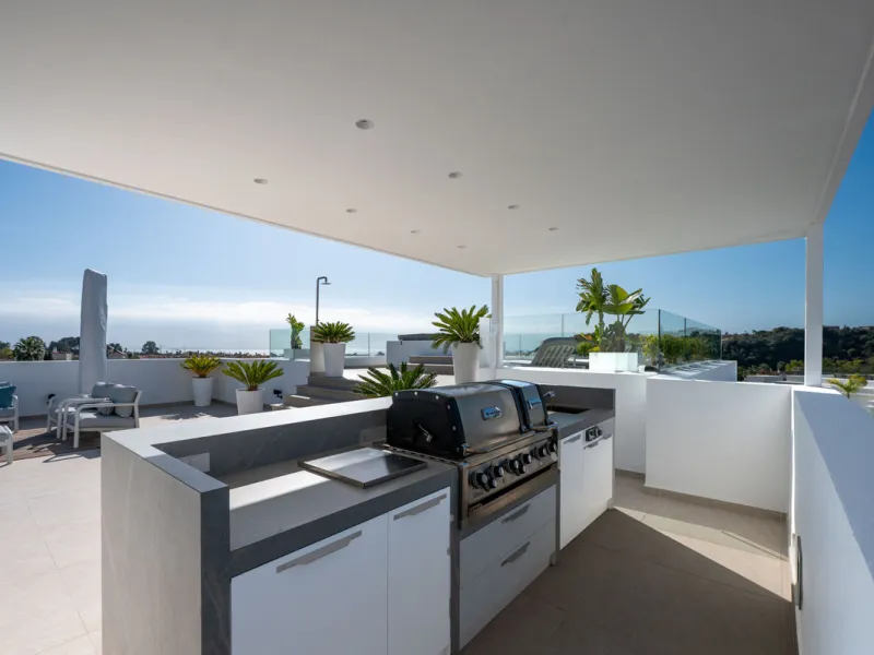 Perfectly set within the exclusive La Resina Golf community, this is a modern four-level residence crafted by renowned architect Francisco Martínez Galván. With 674 m² of refined living and 249 m² of terraces, it delivers bold design, effortless luxury, a