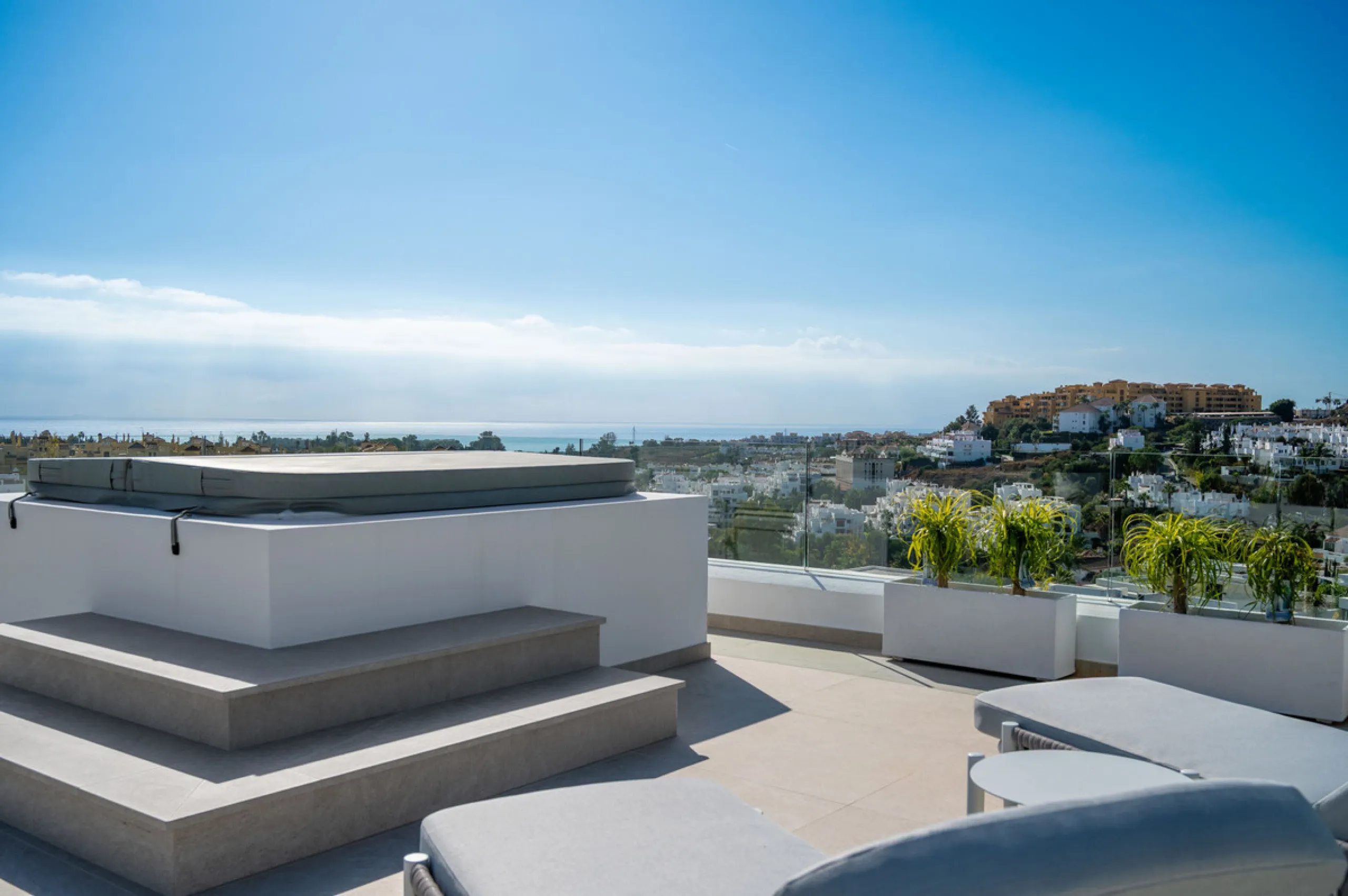 Perfectly set within the exclusive La Resina Golf community, this is a modern four-level residence crafted by renowned architect Francisco Martínez Galván. With 674 m² of refined living and 249 m² of terraces, it delivers bold design, effortless luxury, a