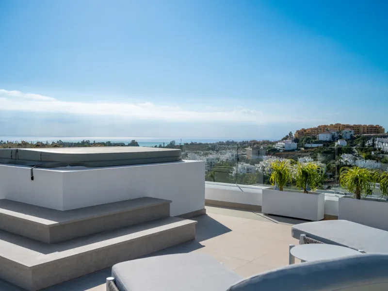 Perfectly set within the exclusive La Resina Golf community, this is a modern four-level residence crafted by renowned architect Francisco Martínez Galván. With 674 m² of refined living and 249 m² of terraces, it delivers bold design, effortless luxury, a