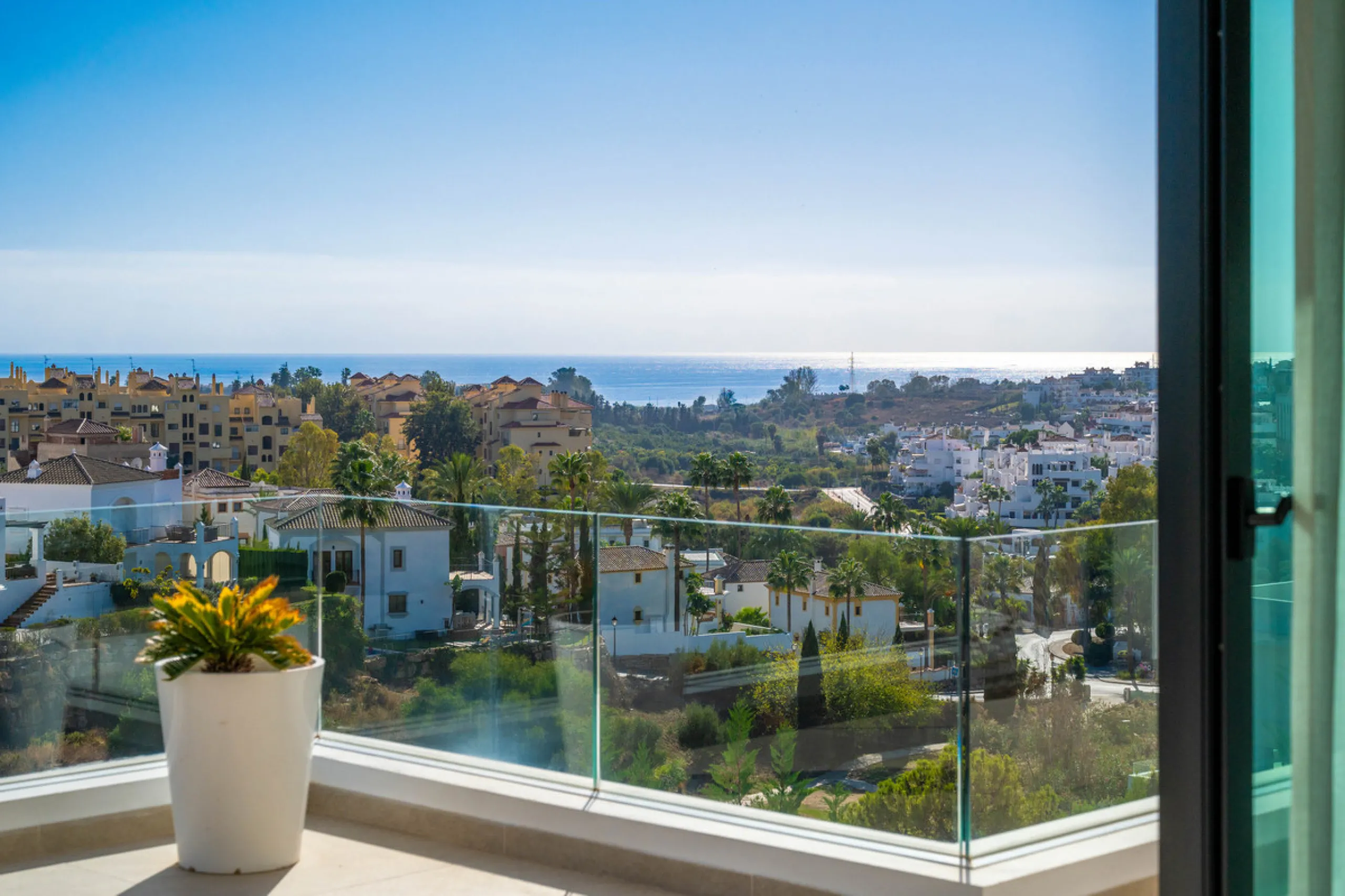 Perfectly set within the exclusive La Resina Golf community, this is a modern four-level residence crafted by renowned architect Francisco Martínez Galván. With 674 m² of refined living and 249 m² of terraces, it delivers bold design, effortless luxury, a