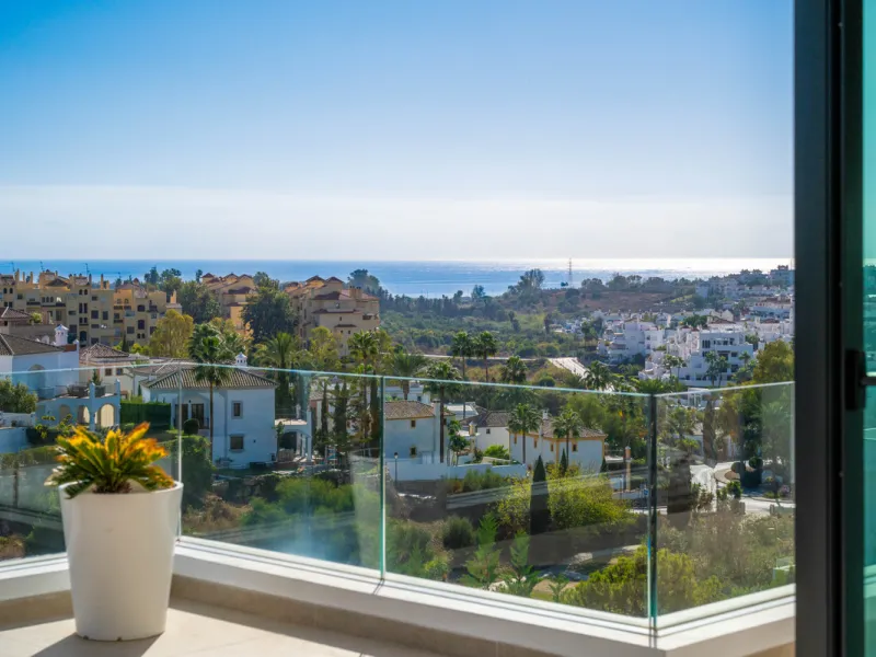 Perfectly set within the exclusive La Resina Golf community, this is a modern four-level residence crafted by renowned architect Francisco Martínez Galván. With 674 m² of refined living and 249 m² of terraces, it delivers bold design, effortless luxury, a