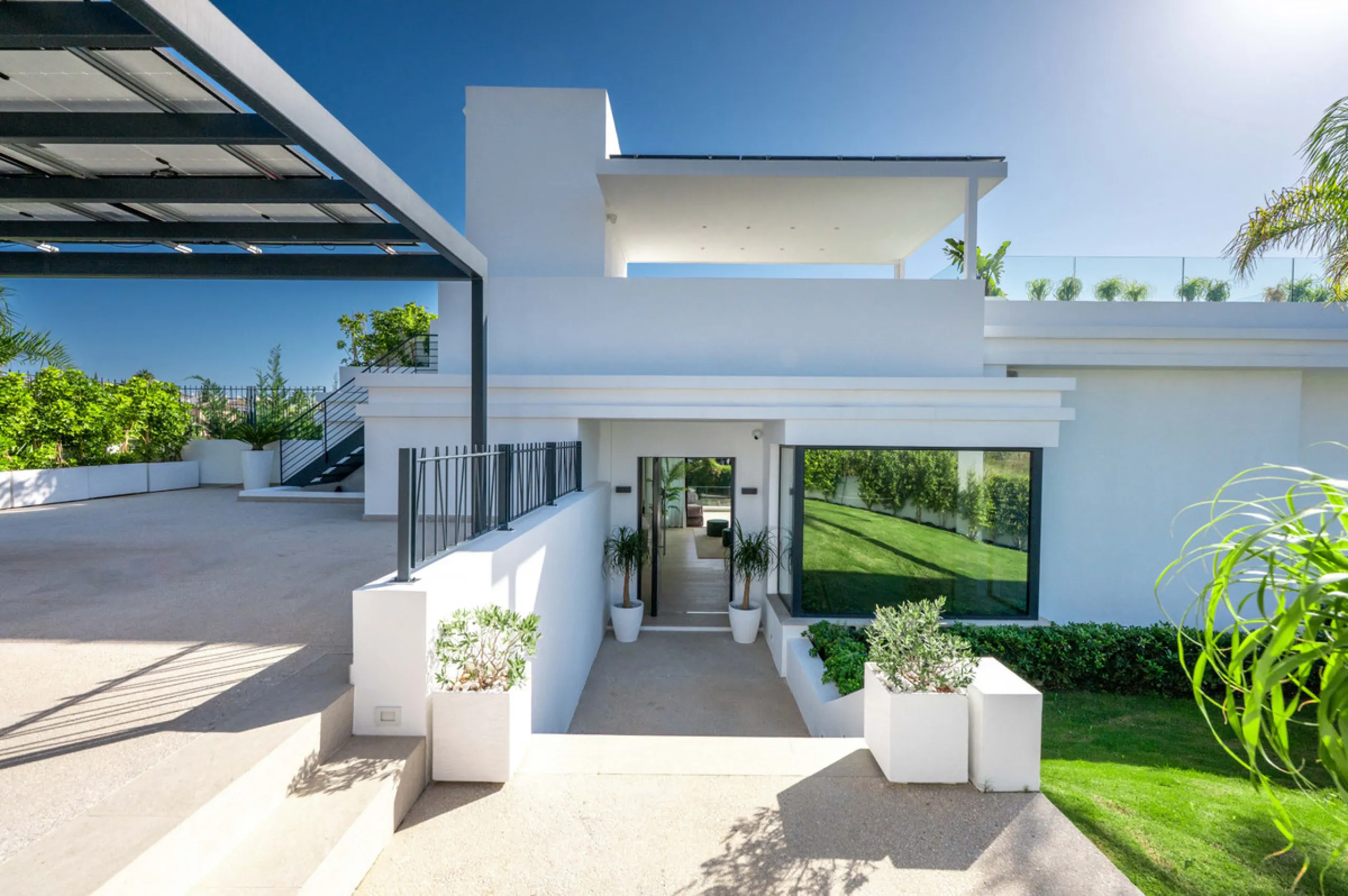 Perfectly set within the exclusive La Resina Golf community, this is a modern four-level residence crafted by renowned architect Francisco Martínez Galván. With 674 m² of refined living and 249 m² of terraces, it delivers bold design, effortless luxury, a