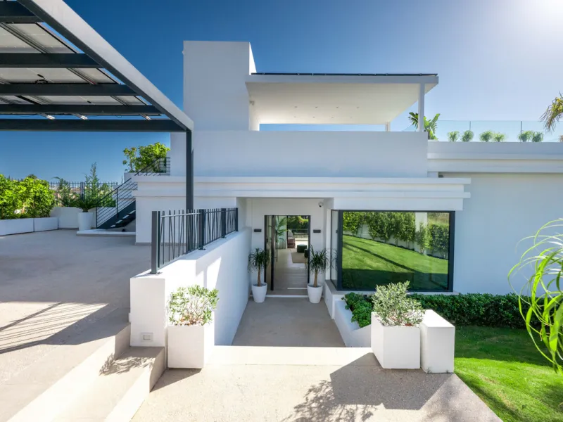 Perfectly set within the exclusive La Resina Golf community, this is a modern four-level residence crafted by renowned architect Francisco Martínez Galván. With 674 m² of refined living and 249 m² of terraces, it delivers bold design, effortless luxury, a