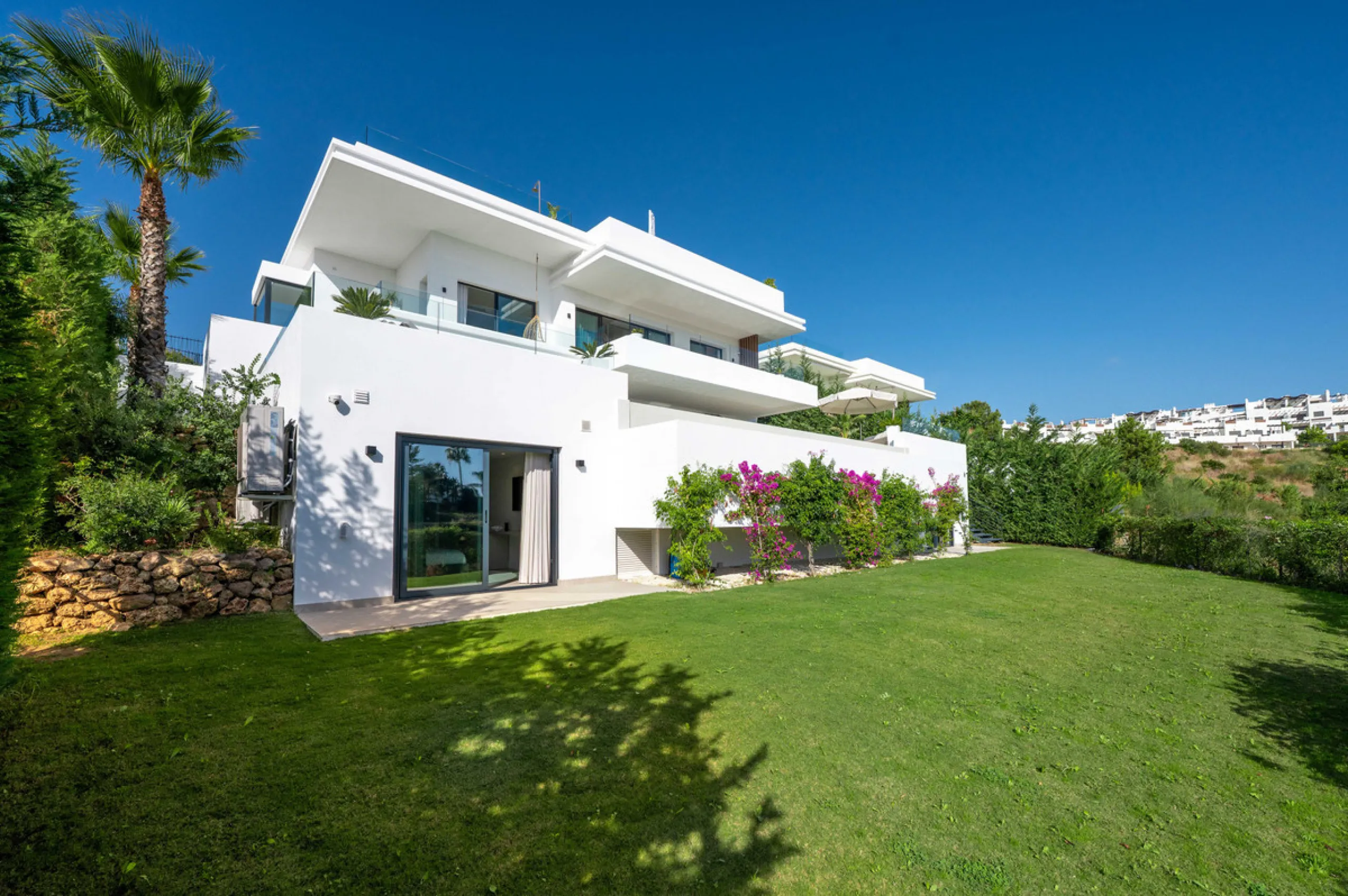 Perfectly set within the exclusive La Resina Golf community, this is a modern four-level residence crafted by renowned architect Francisco Martínez Galván. With 674 m² of refined living and 249 m² of terraces, it delivers bold design, effortless luxury, a
