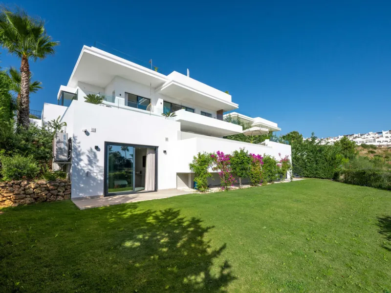 Perfectly set within the exclusive La Resina Golf community, this is a modern four-level residence crafted by renowned architect Francisco Martínez Galván. With 674 m² of refined living and 249 m² of terraces, it delivers bold design, effortless luxury, a