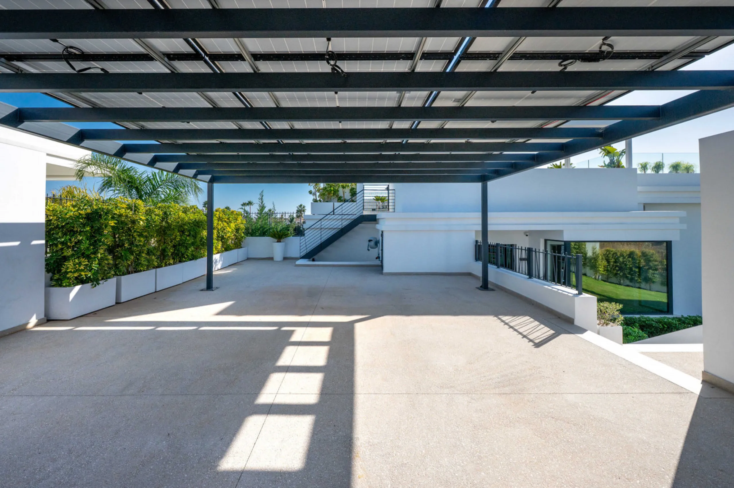 Perfectly set within the exclusive La Resina Golf community, this is a modern four-level residence crafted by renowned architect Francisco Martínez Galván. With 674 m² of refined living and 249 m² of terraces, it delivers bold design, effortless luxury, a