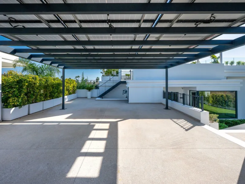 Perfectly set within the exclusive La Resina Golf community, this is a modern four-level residence crafted by renowned architect Francisco Martínez Galván. With 674 m² of refined living and 249 m² of terraces, it delivers bold design, effortless luxury, a